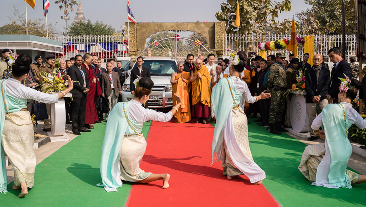Alcune danzatrici thailandesi danno il benvenuto a Sua Santità il Dalai Lama al suo arrivo al tempio di Wat Pa Buddhagaya Vanaram a Bodhgaya, Bihar, India, il 25 gennaio 2018. Foto di Tenzin Choejor