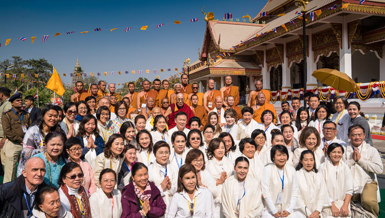 Sua Santità il Dalai Lama con i fedeli del tempio di Wat Pa Buddhagaya Vanaram della Thai Bharat Society a Bodhgaya, Bihar, India, il 25 gennaio 2018. Foto di Tenzin Choejor