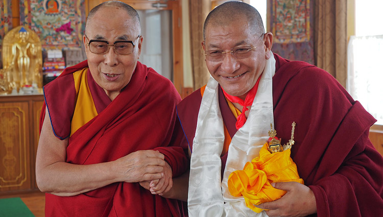 Sua Santità il Dalai Lama con Kathok Getse Rinpoche durante il loro incontro a Bodhgaya, Bihar, India, il 27 gennaio 2018. Foto di Jeremy Russell