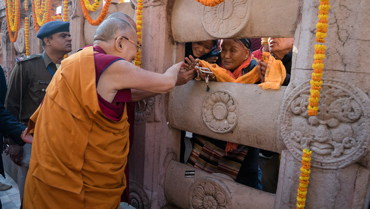 Sua Santità il Dalai Lama saluta i pellegrini durante la sua visita al Mahabodhi Stupa a Bodhgaya, Bihar, India, il 28 gennaio 2018. Foto di Tenzin Choejor
