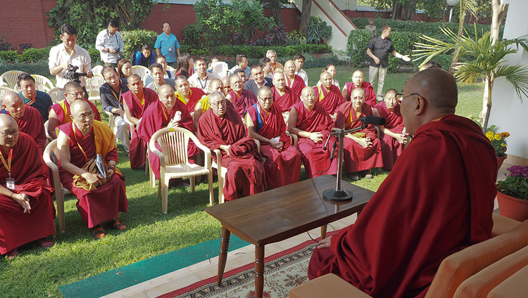 Sua Santità il Dalai Lama durante un incontro con gli insegnanti dell'Istituto Centrale di Studi Superiori sul Tibet (CIHTS) a Sarnath, India, 20 marzo 2018. Foto di Jeremy Russell
