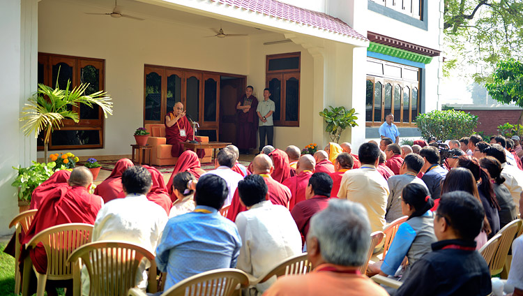 Sua Santità il Dalai Lama durante un incontro con gli insegnanti dell'Istituto Centrale di Studi Superiori sul Tibet (CIHTS) a Sarnath, India, 20 marzo 2018. Foto di Lobsang Tsering