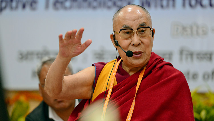 Sua Santità il Dalai Lama durante il suo discorso di apertura, il secondo giorno dell'incontro dell'Associazione delle Università Indiane a Sarnath, India, 20 marzo 2018. Foto di Lobsang Tsering