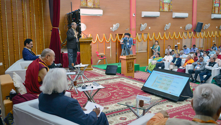 Geshe Lobsang Tenzin Negi del Centro per la Compassione, l'Integrità e l'Etica Secolare ha presentato il “Valore e la Necessità dell'Etica Secolare nell'Educazione” durante il secondo giorno dell'incontro dell'Associazione delle Università Indiane a Sarnath, India, 20 marzo 2018. Foto di Lobsang Tsering