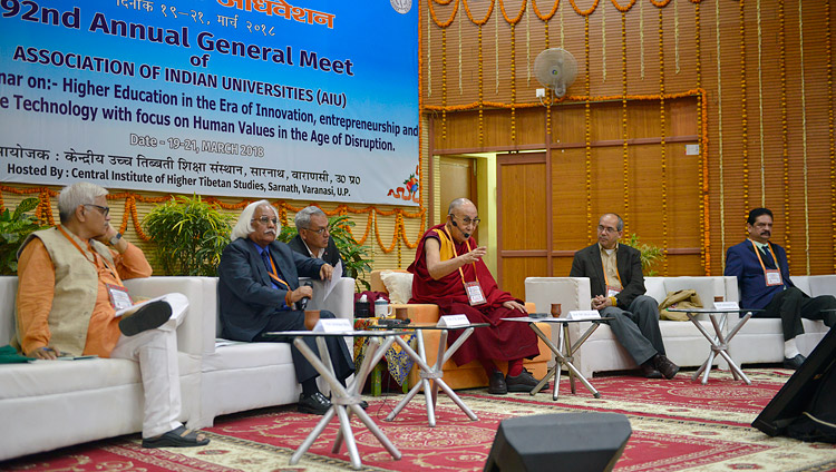 Sua Santità il Dalai Lama durante un breve scambio di opinioni con i vice rettori il secondo giorno dell'incontro dell'Associazione delle Università Indiane a Sarnath, India, 20 marzo 2018. Foto di Lobsang Tsering