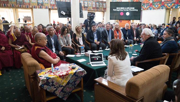 Il moderatore Tony Phillips ha presentato Kimberly Schonert-Reichl all'inizio della seconda giornata  della 33ª Mind & Life Conference. Tempio Tibetano Principale, Dharamsala, India,13 marzo 2018. Foto di Tenzin Choejor