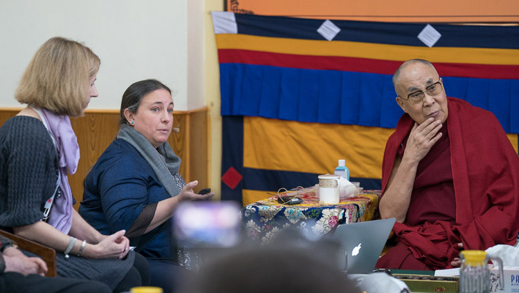 Tara Wilkie e Sophie Langri durante la loro presentazione, nel corso della seconda giornata della 33ª Mind & Life Conference. Tempio Tibetano Principale, Dharamsala, India, 13 marzo 2018. Foto di Tenzin Choejor