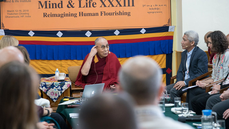 Sua Santità il Dalai Lama commenta le presentazioni durante il secondo giorno della 33ª Mind & Life Conference presso il Tempio Tibetano Principale di Dharamsala, India, 13 marzo 2018. Foto di Tenzin Choejor