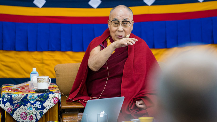 Sua Santità il Dalai Lama commenta le presentazioni durante il secondo giorno della 33ª Mind & Life Conference presso il Tempio Tibetano Principale di Dharamsala, India, 13 marzo 2018. Foto di Tenzin Choejor