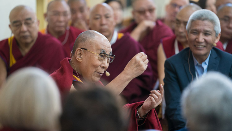 Sua Santità il Dalai Lama parla alla fine del secondo giorno della 33ª Conferenza Mind & Life - Reimagining Human Flourishing - presso il Tempio Tibetano Principale di Dharamsala, India, 13 marzo 2018. Foto di Tenzin Choejor