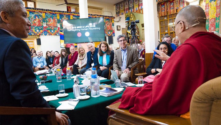 Sua Santità il Dalai Lama racconta un episodio della sua vita all'inizio del terzo giorno della Mind & Life Conference, presso il Tempio Tibetano Principale di Dharamsala, India, 14 marzo 2018. Foto di Tenzin Choejor