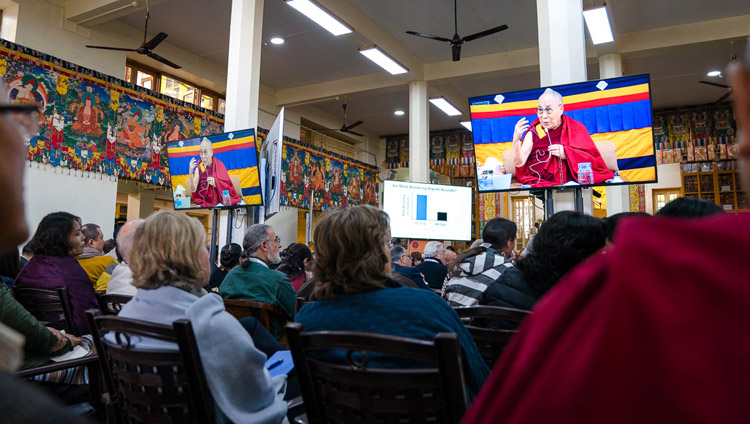 Alcuni degli oltre 300 ospiti che hanno assistito alla Mind & Life Conference grazie agli schermi installati nel Tempio Tibetano Principale di Dharamsala, India, 14 marzo 2018. Foto di Tenzin Choejor