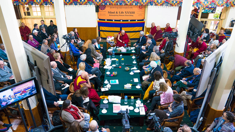 Una vista dall’alto di Sua Santità il Dalai Lama, dei partecipanti e degli ospiti del terzo giorno della Mind & Life Conference presso il Tempio Tibetano Principale di Dharamsala, India, 14 marzo 2018. Foto di Tenzin Choejor