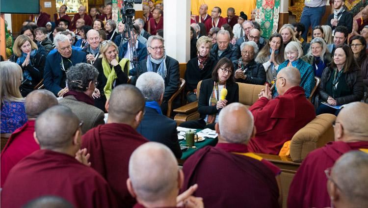 La Presidente del Mind & Life Institute Susan Bauer-Wu ringrazia tutti gli organizzatori, gli ospiti e i partecipanti alla conclusione della Mind & Life Conference presso il Tempio Tibetano Principale di Dharamsala, India, 16 marzo 2018. Foto di Tenzin Choejor