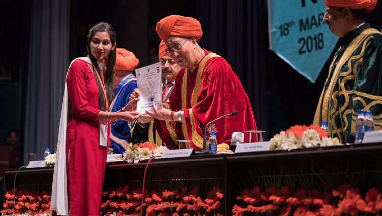Sua Santità il Dalai Lama presenta i diplomi durante la Prima Cerimonia di Laurea dell'Università Centrale dello Jammu, India, 18 marzo 2018. Foto di Tenzin Choejor