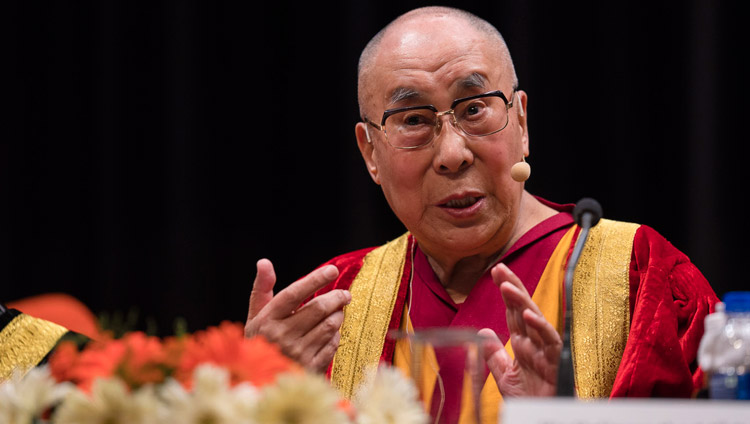 Sua Santità il Dalai Lama durante il suo discorso alla Prima cerimonia di laurea dell'Università Centrale dello Jammu, India, 18 marzo 2018. Foto di Tenzin Choejor