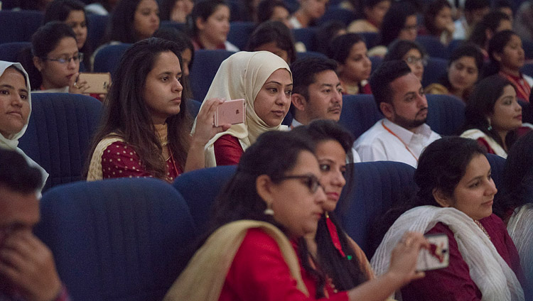 Il pubblico ascolta le parole di Sua Santità il Dalai Lama durante la Prima cerimonia di laurea dell'Università Centrale dello Jammu, India, 18 marzo 2018. Foto di Tenzin Choejor