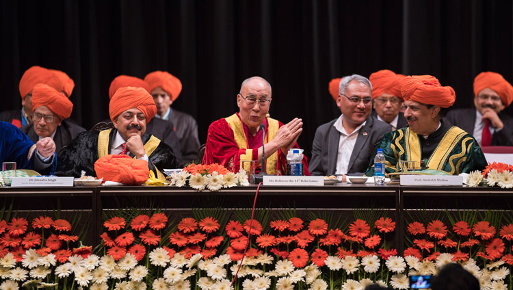 Sua Santità il Dalai Lama interviene durante la Prima cerimonia di laurea dell'Università Centrale dello Jammu, India, 18 marzo 2018. Foto di Tenzin Choejor