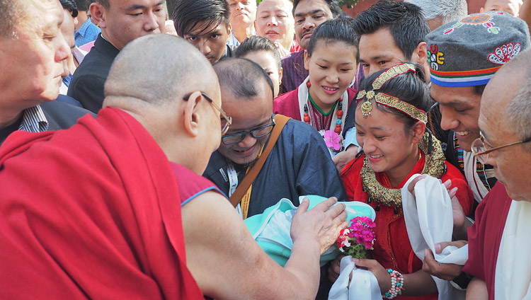 Una giovane coppia presenta il figlio appena nato a Sua Santità il Dalai Lama per una benedizione, al suo arrivo all'Istituto Centrale di Studi Superiori sul Tibet (CIHTS) a Sarnath, India, 19 marzo 2018. Foto di Jeremy Russell