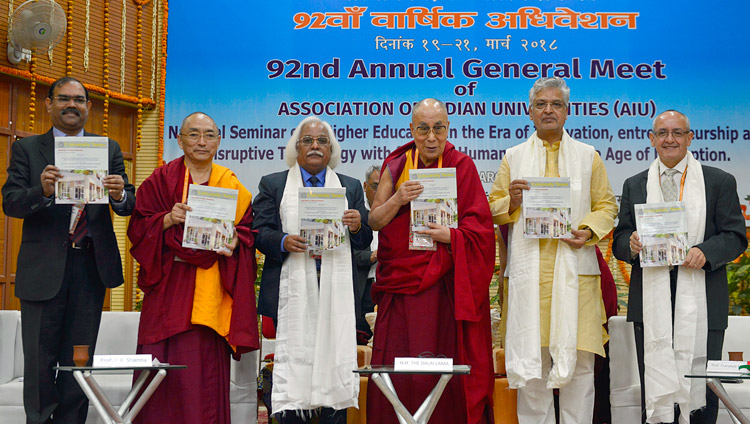 Sua Santità il Dalai Lama e alcuni relatori presentano  il rapporto annuale dell'AIU al 92° Incontro dell'Associazione delle Università Indiane alla CIHTS di Sarnath, India, 19 marzo 2018. Foto di Lobsang Tsering