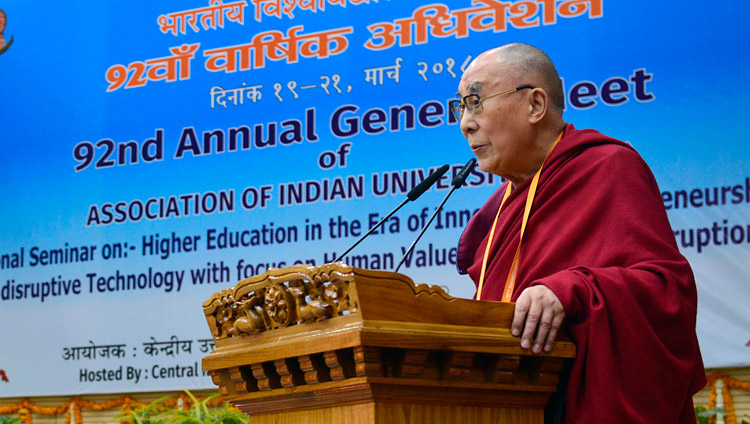 Sua Santità il Dalai Lama durante il discorso inaugurale della 92a riunione annuale dell'Associazione delle Università indiane alla CIHTS di Sarnath, India, 19 marzo 2018. Foto di Lobsang Tsering