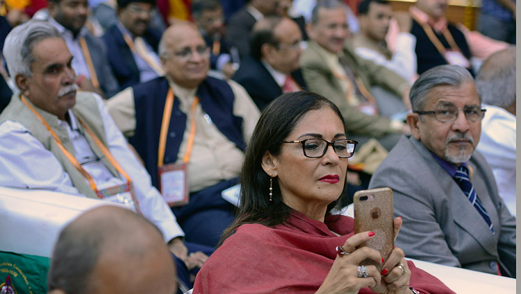 Il pubblico ascolta il discorso di Sua Santità il Dalai Lama durante la 92a riunione annuale dell'Associazione delle Università Indiane alla CIHTS a Sarnath, India, 19 marzo 2018. Foto di Lobsang Tsering