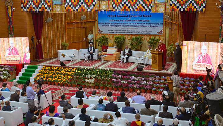 Una veduta dell’aula magna dell'Istituto centrale di studi superiori tibetani durante la prolusione di Sua Santità il Dalai Lama, nel corso della 92a riunione annuale dell'Associazione delle Università indiane a CIHTS a Sarnath, India, 19 marzo 2018. Foto di Lobsang Tsering