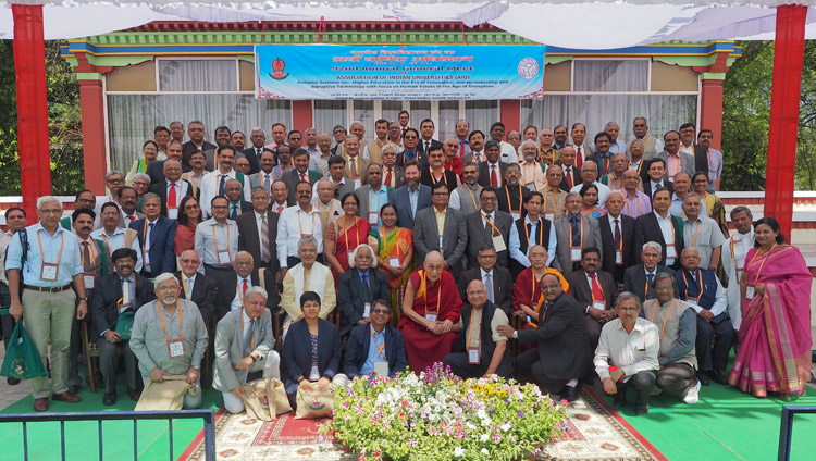 Sua Santità il Dalai Lama insieme ai Vice Rettori presenti al 92°Incontro annuale dell'Associazione delle Università Indiane per una foto di gruppo al termine della sessione inaugurale al CIHTS di Sarnath, India, 19 marzo 2018. Foto di Jeremy Russell