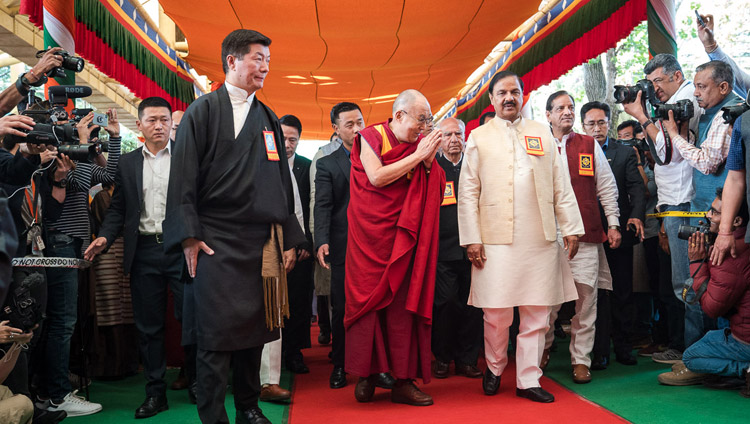 Sua Santità il Dalai Lama e gli ospiti d'onore al loro arrivo al Tempio Tibetano Principale per la celebrazione "Grazie India". Dharamsala, India, 31 marzo 2018. Foto di Tenzin Choejor
