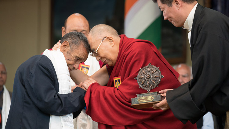 Sua Santità il Dalai Lama abbraccia Naren Chandra Das, l’ultimo sopravvissuto dei fucilieri dell’Assam Rifles che lo accolsero e scortarono al confine indiano nel 1959. Dharamsala, India 31 marzo 2018. Foto di Tenzin Choejor