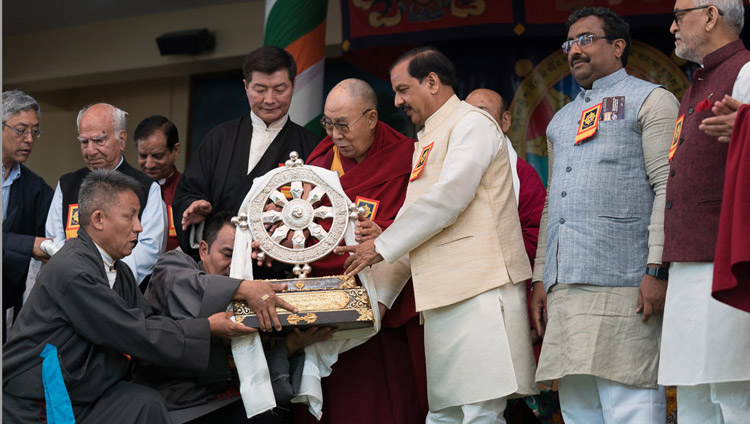 Sua Santità il Dalai Lama porge un dono commemorativo al Ministro per la Cultura Mahesh Sharma. Tempio Tibetano Principale, Dharamsala, India, 31 marzo 2018. Foto di Tenzin Choejor