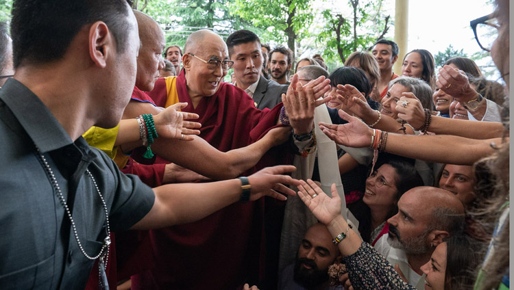 Sua Santità il Dalai Lama saluta la folla di oltre 1500 persone riunita nel cortile del Tempio Tibetano per ascoltarlo. Dharamsala, India, 16 aprile 2018. Foto di Tenzin Choejor