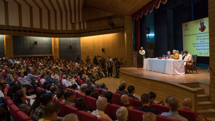 Il palco dell’auditorium del Nehru Memorial Museum and Library durante il discorso di Sua Santità il Dalai Lama a Nuova Delhi, India, 22 aprile 2018. Foto di Tenzin Choejor