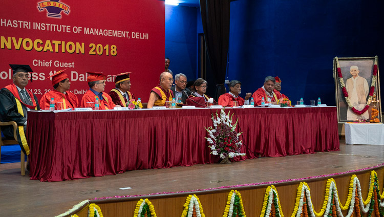 Sua Santità il Dalai Lama durante la cerimonia di consegna delle lauree presso il Lal Bahadur Shastri Institute of Management di Nuova Delhi, India, 23 aprile 2018. Foto di Tenzin Choejor