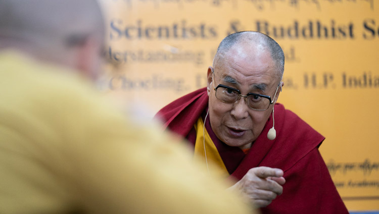 Sua Santità il Dalai Lama durante il Dialogo tra studiosi russi e buddhisti a Dharamsala, India, 3 maggio 2018. Foto di Tenzin Choejor