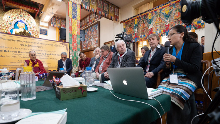 Namdol Lhamo, del Tibetan Medical and Astro-science Institute, durante la sua presentazione sulla comprensione del mondo nel contesto della tradizione medica tibetana, in occasione del Dialogo tra studiosi russi e buddhisti a Dharamsala, India, il 4 maggio 2018. Foto di Tenzin Choejor