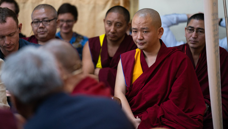 Alcuni degli studiosi presenti tra il pubblico  ascoltano i commenti di Sua Santità il Dalai Lama, il secondo giorno del Dialogo tra studiosi russi e buddhisti a Dharamsala, India, il 4 maggio 2018. Foto di Tenzin Choejor