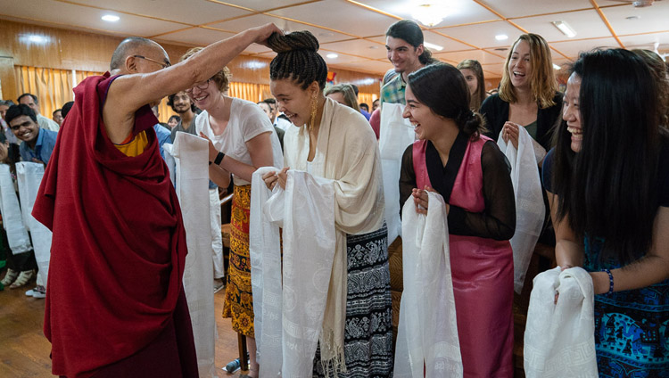 Sua Santità il Dalai Lama saluta i presenti all'udienza prima dell’incontro con studenti e insegnanti nella sua residenza a Dharamsala, India, il 1 giugno 2018. Foto di Tenzin Choejor