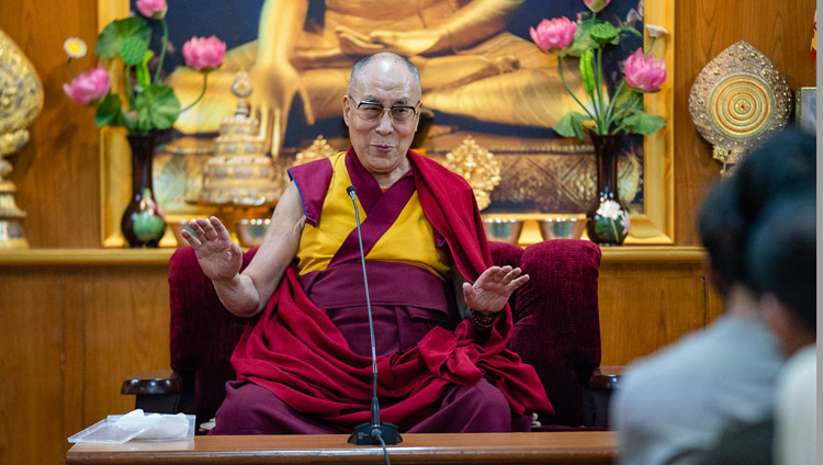 Sua Santità il Dalai Lama durante l’incontro con gruppi di studenti e insegnanti nella sua residenza a Dharamsala, India, il 1 giugno 2018. Foto di Tenzin Choejor