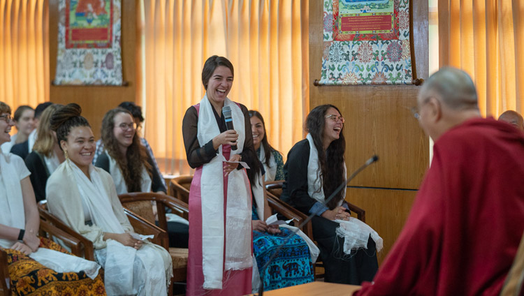Sua Santità il Dalai Lama risponde alle domande del pubblico durante il suo incontro con studenti e insegnanti nella sua residenza di Dharamsala, India, il 1 giugno 2018. Foto di Tenzin Choejor