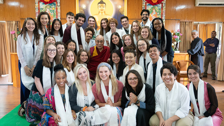 Sua Santità il Dalai Lama posa per una delle numerose foto di gruppo, alla fine del suo incontro con studenti e insegnanti nella sua residenza a Dharamsala, India, il 1 giugno 2018. Foto di Tenzin Choejor
