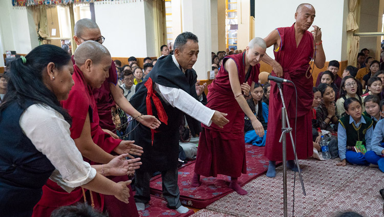 I membri del Gruppo di Studio Buddhista di Dharamsala durante una dimostrazione di dibattito prima dell’inizio degli insegnamenti di Sua Santità il Dalai Lama presso il Tempio Tibetano Principale a Dharamsala, India, 6 giugno 2018. Foto di Tenzin Phuntsok