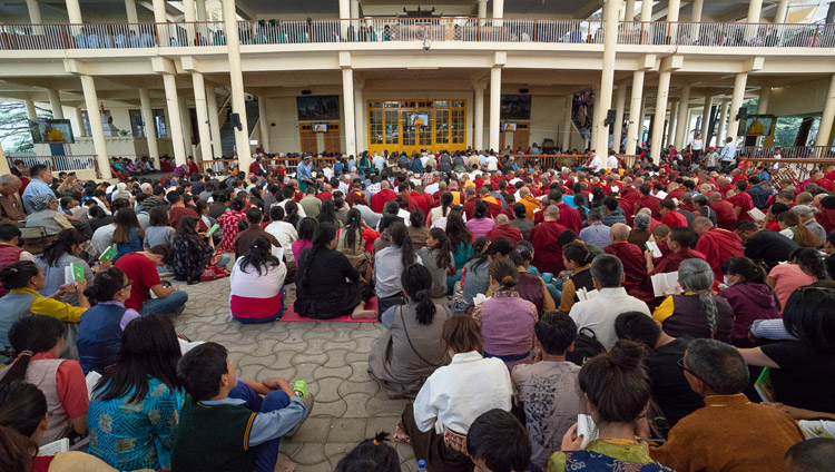 Una veduta dell'interno del Tempio Tibetano Principale, il secondo giorno di insegnamenti di Sua Santità il Dalai Lama per giovani studenti tibetani a Dharamsala, India, il 7 giugno 2018. Foto di Tenzin Phuntsok