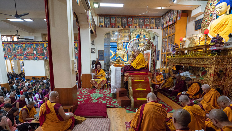 Sua Santità il Dalai Lama il primo giorno di insegnamenti agli studenti presso il Tempio Tibetano Principale di Dharamsala, India, 6 giugno 2018. Foto di Tenzin Phuntsok