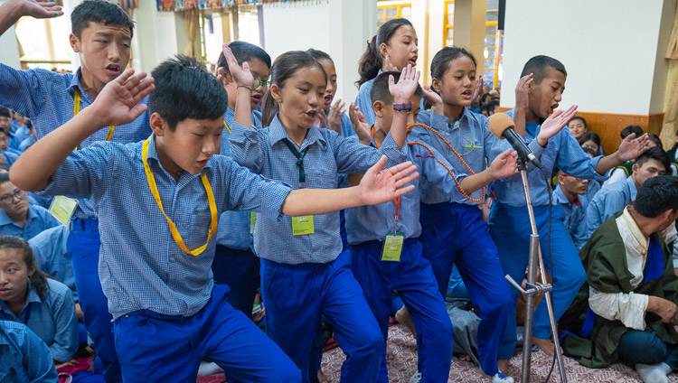 Gli studenti della Tibetan Children’s Village School di Gopalpur mentre danno una dimostrazione di dibattito, all'inizio del secondo giorno di insegnamenti di Sua Santità il Dalai Lama presso il Tempio Tibetano Principale di Dharamsala, India, 7 giugno 2018. Foto di Tenzin Phuntsok
