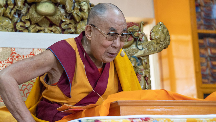 Sua Santità il Dalai Lama durante il secondo giorno di insegnamenti per gli studenti tibetani presso il Tempio Tibetano Principale a Dharamsala, India, il 7 giugno 2018. Foto di Tenzin Phuntsok