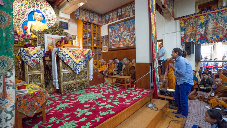 Una studentessa rivolge a Sua Santità il Dalai Lama una domanda durante la pausa del secondo giorno di insegnamenti presso il Tempio Tibetano Principale a Dharamsala, India il 7 giugno 2018. Foto di Tenzin Phuntsok