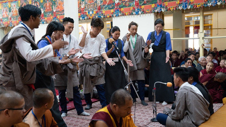 Gli studenti della Sherab Gatsel Lobling l'8 giugno 2018 durante una dimostrazione di dibattito, all’inizio dell'ultimo giorno di insegnamenti di Sua Santità il Dalai Lama per giovani studenti tibetani presso il Tempio Tibetano Principale di Dharamsala, India. Foto di Tenzin Choejor