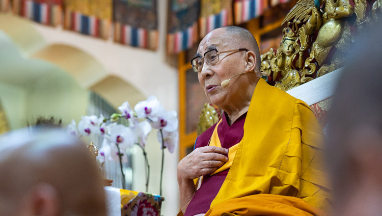 Sua Santità il Dalai Lama durante l'ultimo giorno di insegnamenti per gli studenti tibetani al Tempio Tibetano Principale di Dharamsala, India, 8 giugno 2018. Foto di Tenzin Choejor