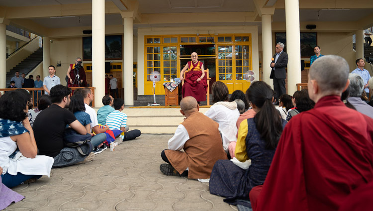 Sua Santità il Dalai Lama parla ai visitatori provenienti dall'India e dall'estero presso il Tempio Tibetano Principale a Dharamsala, India, 9 giugno 2018. Foto di Tenzin Choejor